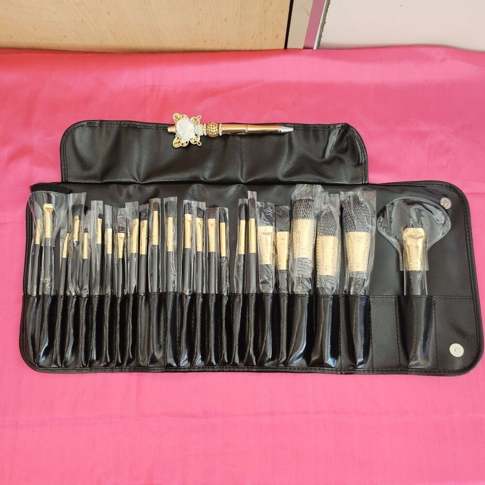 New B.B.W. Cosmetics 24 Piece Makeup Brush Set Travel Carrying Case Black/Gold